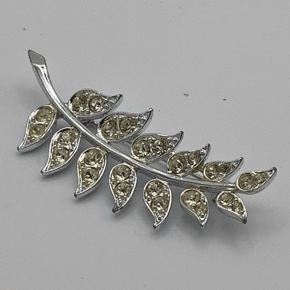 Sarah Coventry Rhinestone Leaf Shaped Brooch - Picture 2 of 5